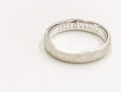 VANillA(ヴァニラ)の刻印のある指輪