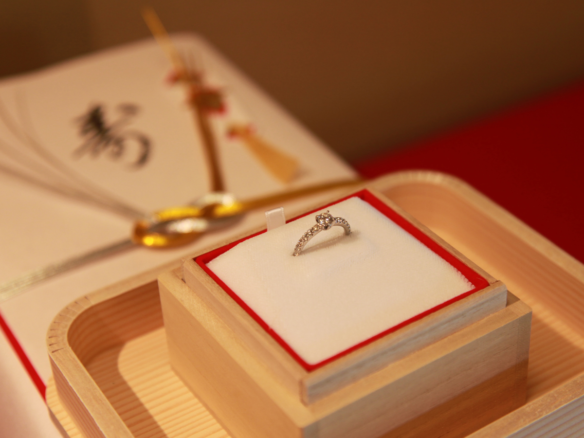 ヴァニラ広島店とヴァニラ福山本店の婚約指輪でエンゲージリングを入れる桐箱