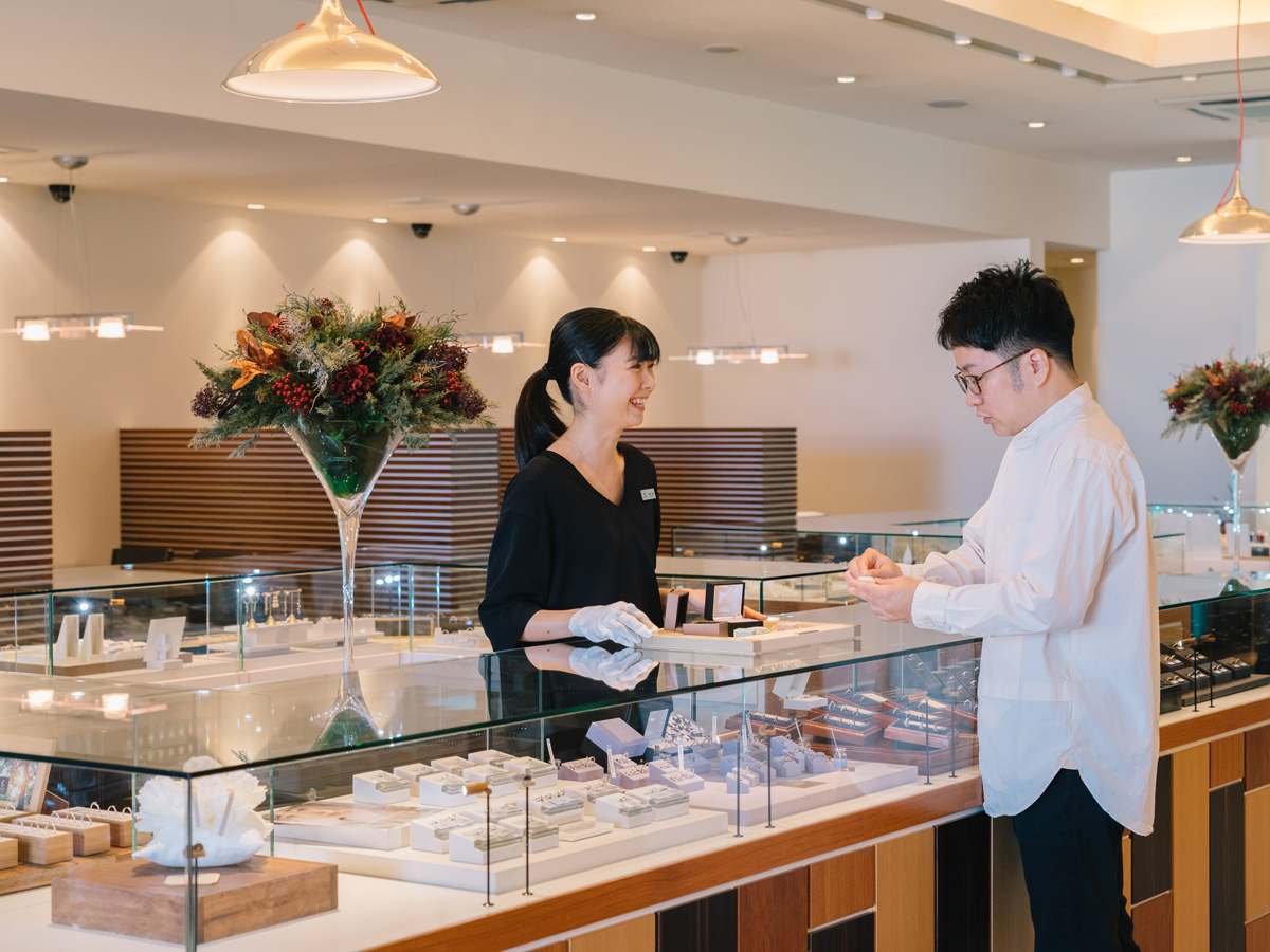 広島県広島市のヴァニラ広島店と広島県福山市のヴァニラ福山本店のサプライズプロポーズの婚約指輪のデザイン選びもお任せください
