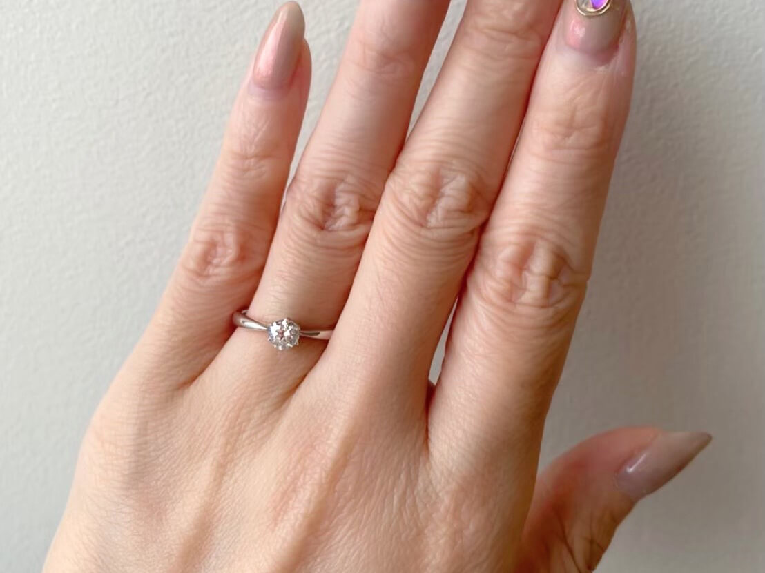 FOREVERMARKフォーエバーマークの婚約指輪でエンゲージリングのヴィーナスを着用