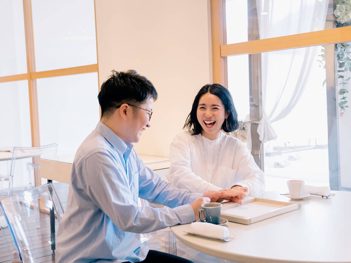 広島で中国エリア最大級の品揃えを誇る婚約指輪と結婚指輪のセレクトジュエリーショップヴァニラで指輪選びを楽しんでいるカップル