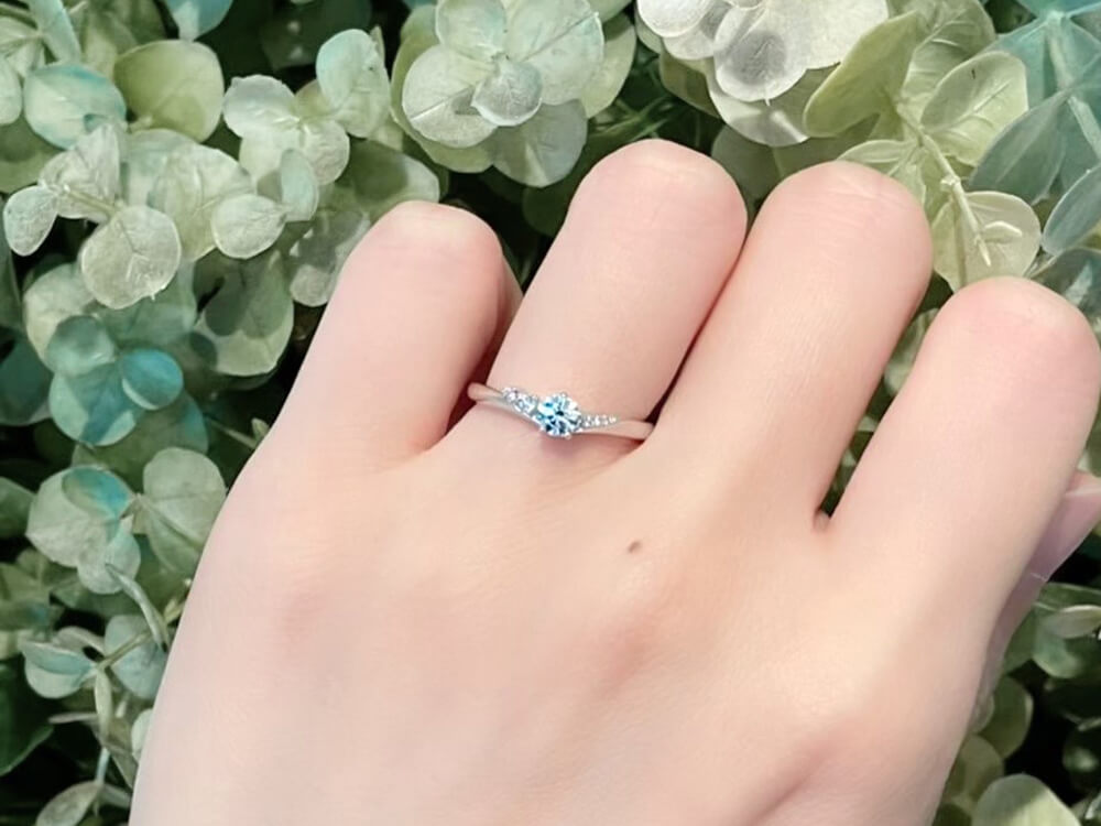 彩乃瑞ironohaの婚約指輪でエンゲージリングの真心の花束を着用