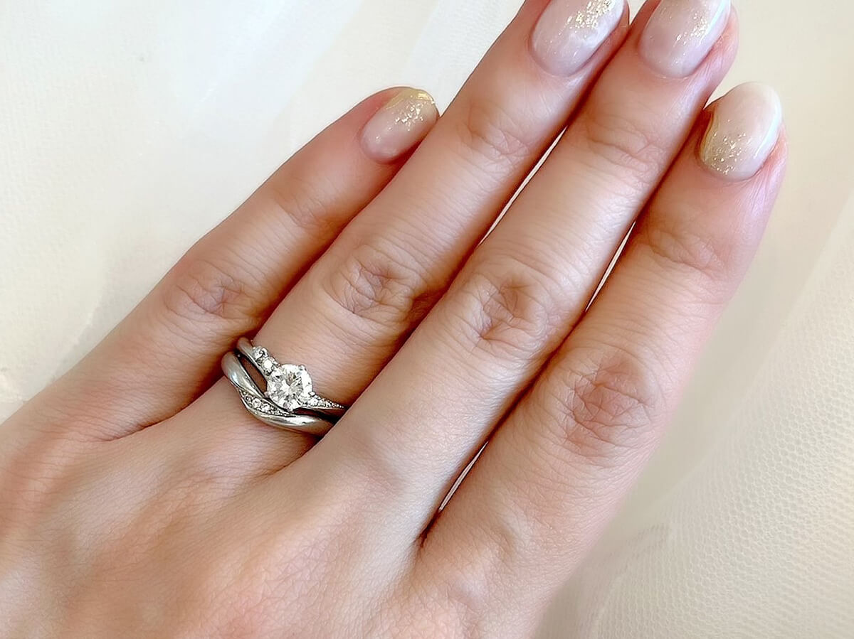 ヴァニラ広島店のスタッフMさんの婚約指輪でエンゲージリングと結婚指輪でマリッジリングのセットリング