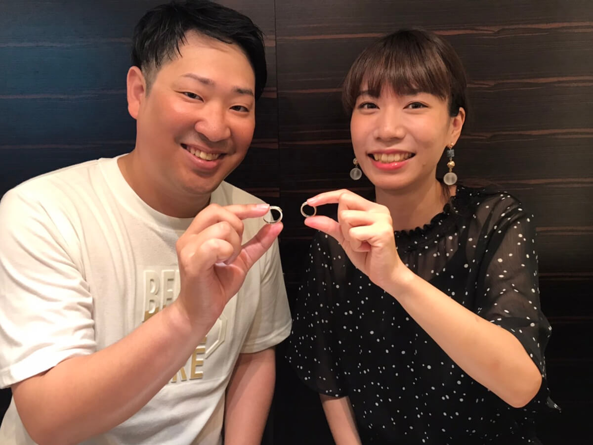 杢目金屋もくめがねやの結婚指輪でマリッジリングのつながるカタチのセレモニーをヴァニラ福山本店で行っているご夫婦カップル
