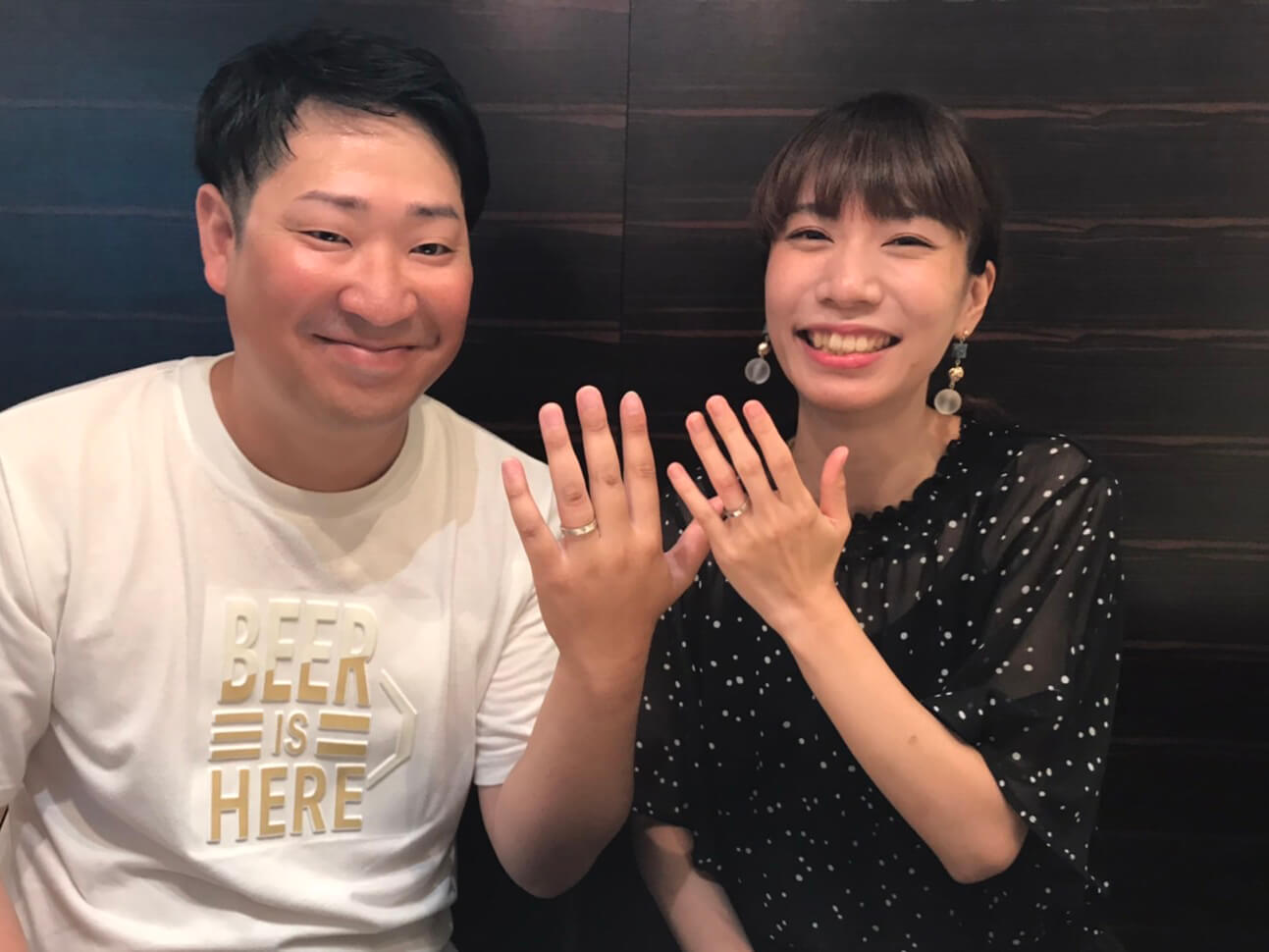 杢目金屋もくめがねやの結婚指輪でマリッジリングのつながるカタチのセレモニーをヴァニラ福山本店で行っているご夫婦カップル