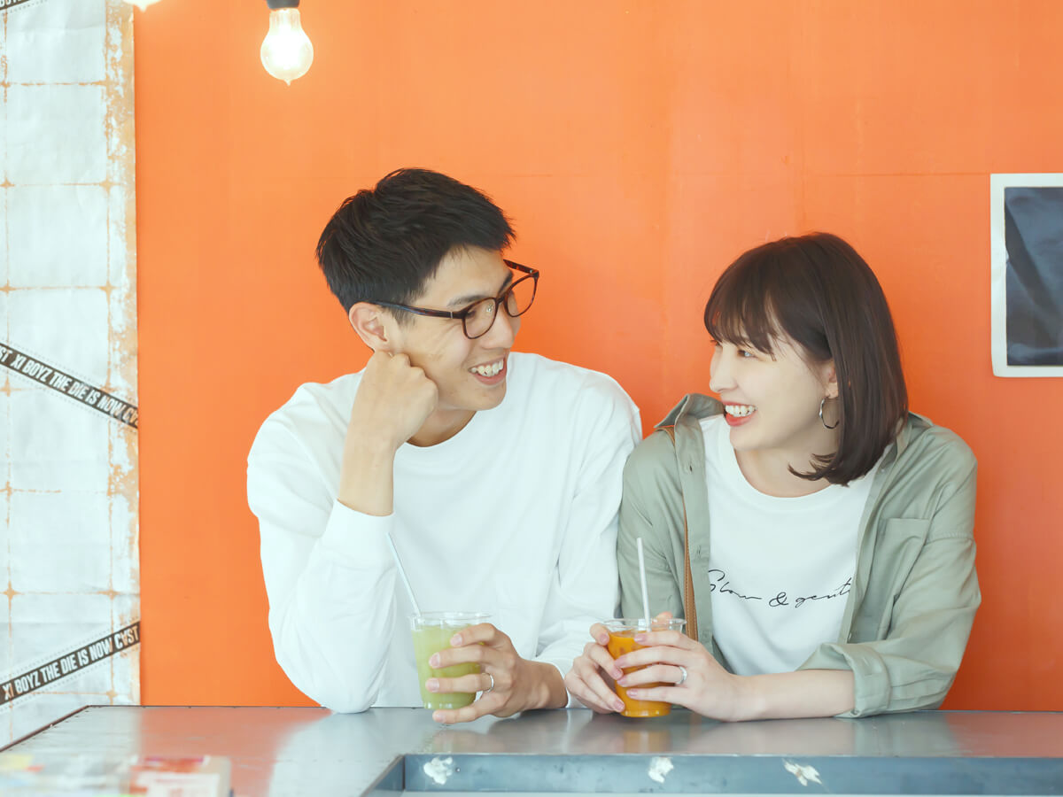 広島県広島広島市福山福山市のVANillAヴァニラの婚約指輪エンゲージリングと結婚指輪マリッジリングを選んでいるカップル