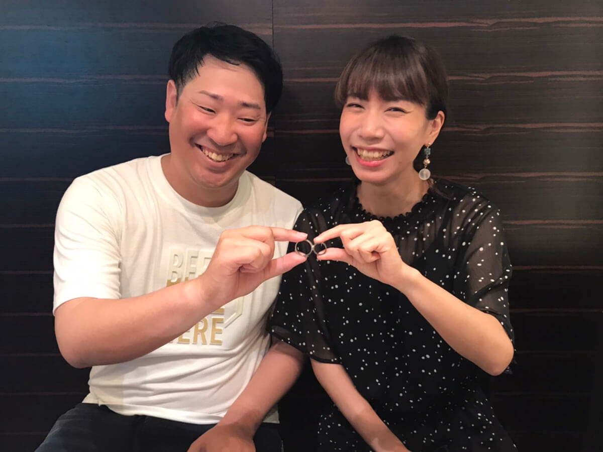 杢目金屋もくめがねやの結婚指輪でマリッジリングのつながるカタチのセレモニーをヴァニラ福山本店で行っているご夫婦カップル