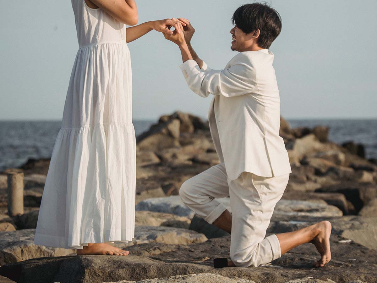 片膝をついて跪いて箱をパカっと開いて婚約指輪を渡す憧れのプロポーズ