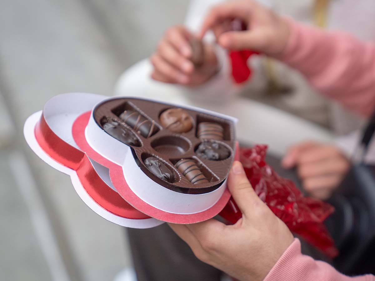 バレンタインデーにチョコレートをプレゼントしているカップル