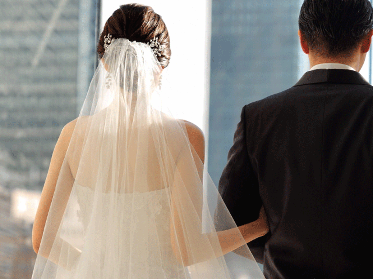 腕を組む結婚式の夫婦