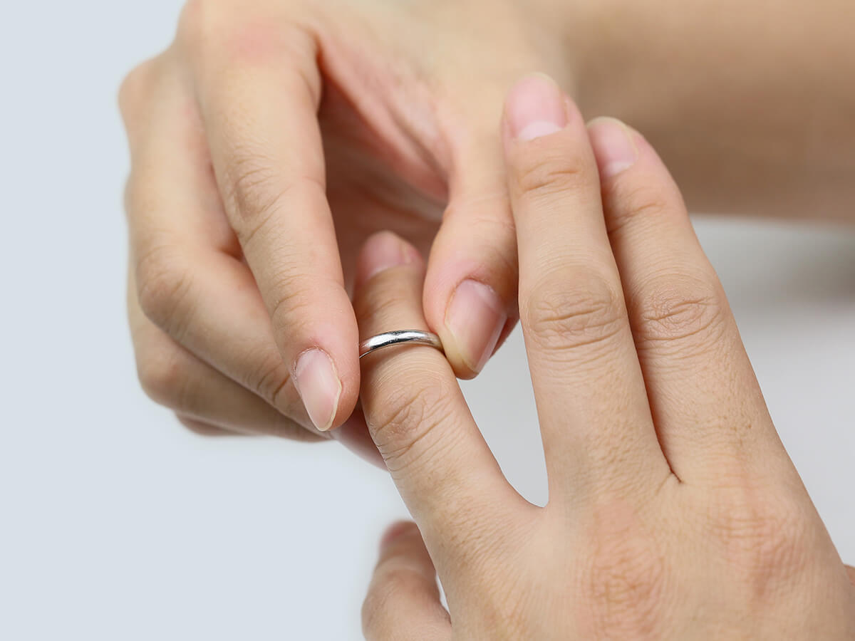 結婚指輪をつけている人