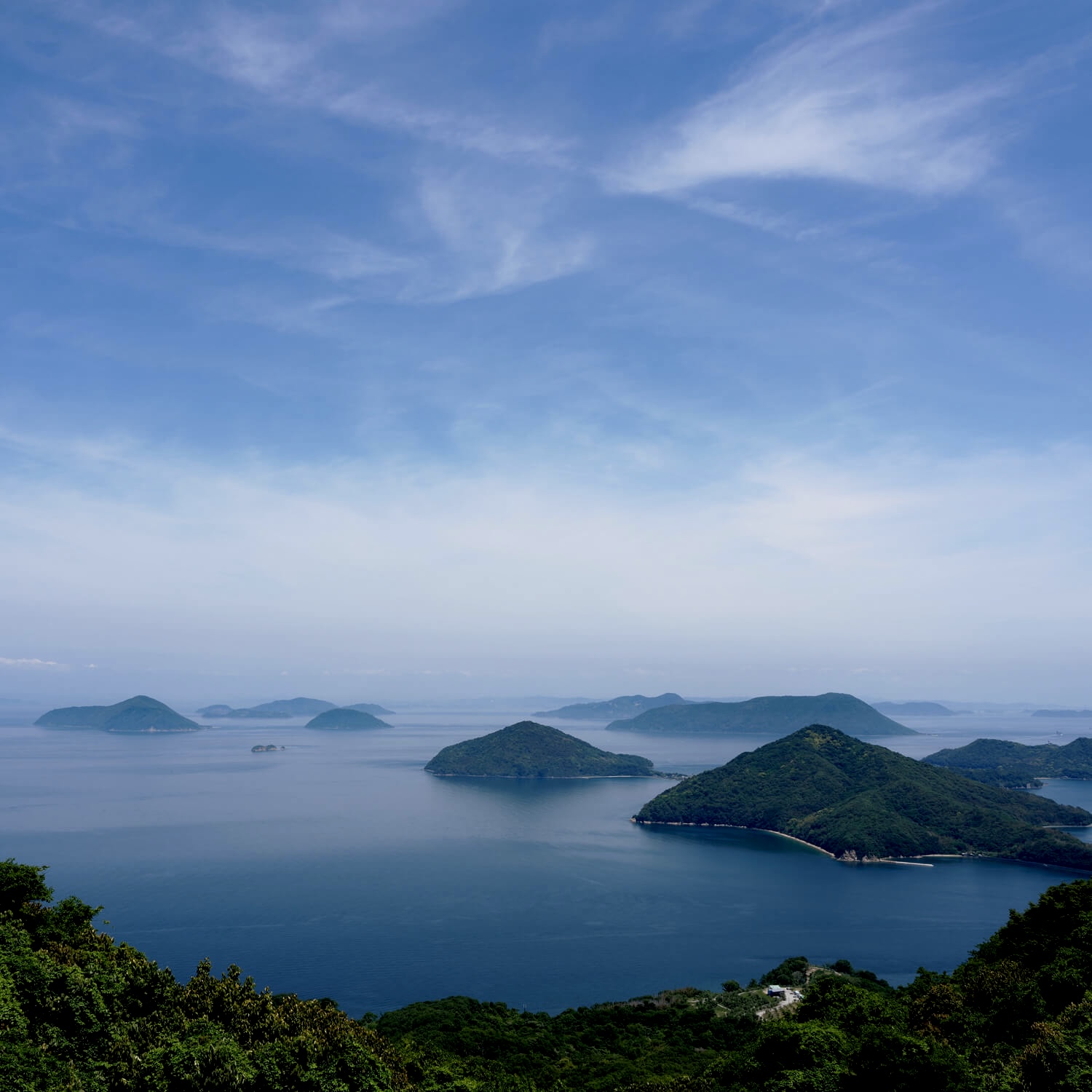 広島県の世界遺産の宮島、厳島神社、安芸の瀬戸内海の自然の情景を表現した和テイストと和風テイストの結婚指輪・婚約指輪AMATSU(アマツ)の婚約指輪エンゲージリングEngagementringと結婚指輪マリッジリングMarriageringとセットリングSetring