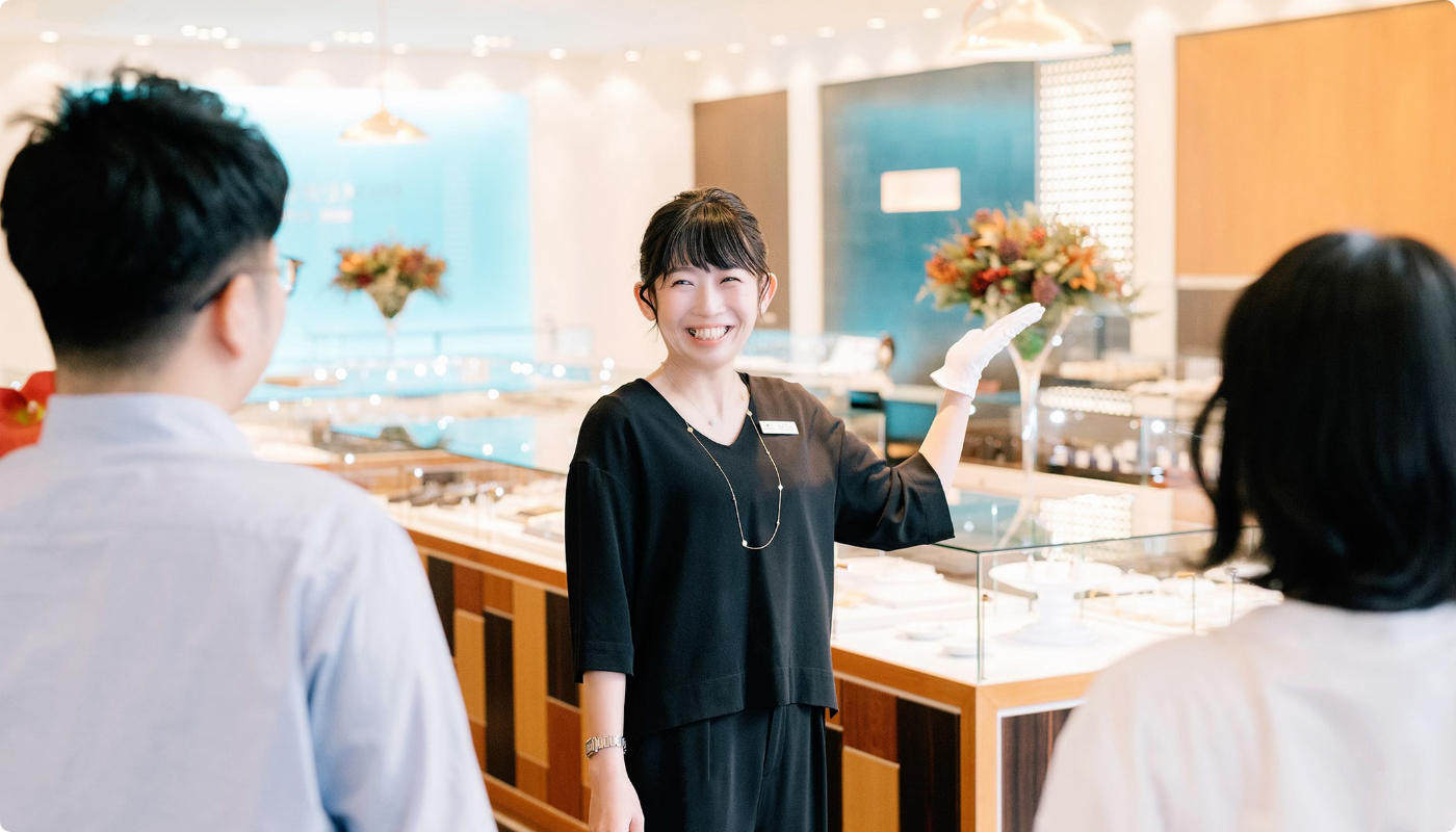 スタッフが笑顔でお出迎え