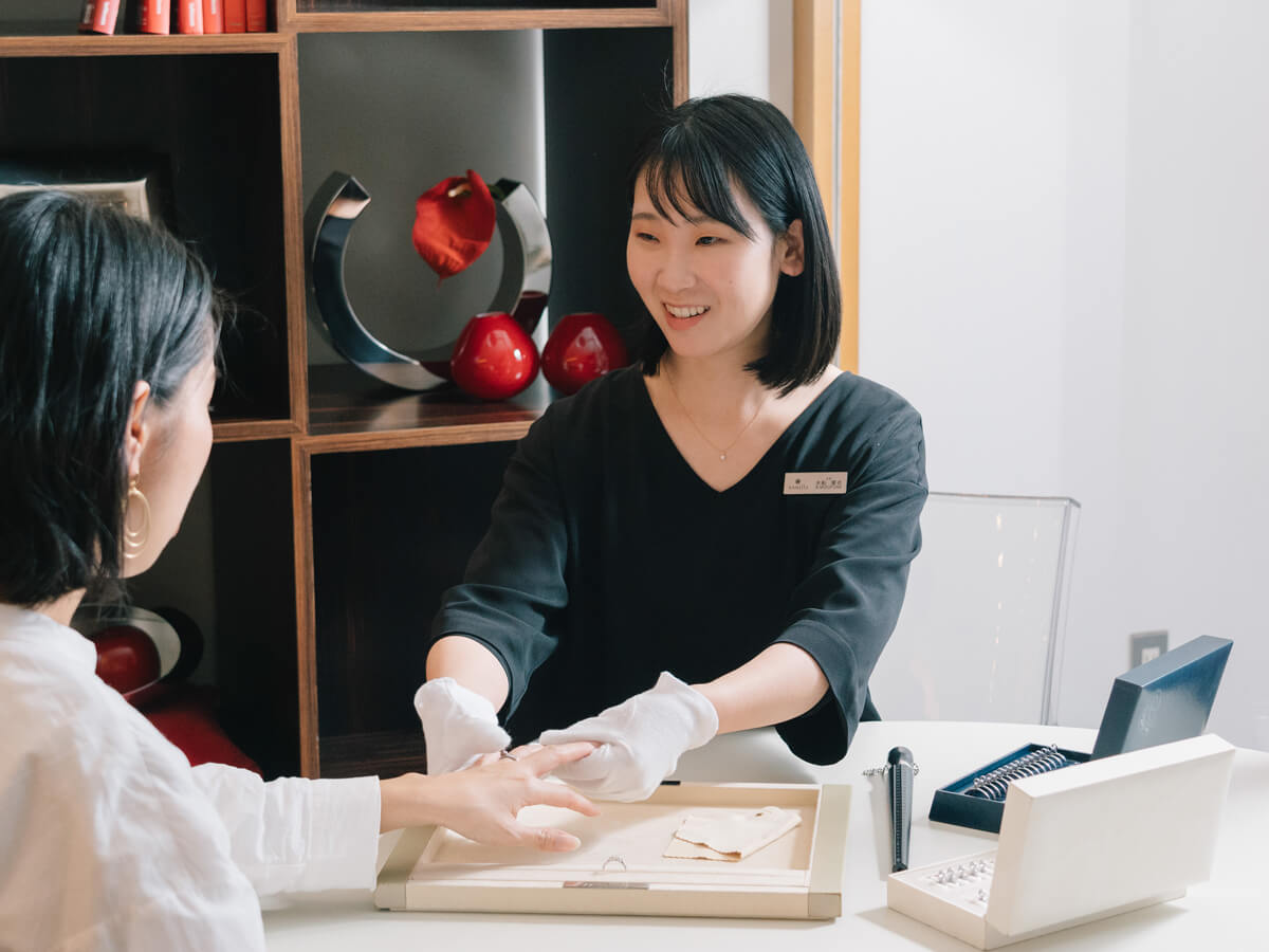 ヴァニラ福山本店のと広島店のコンシェルジュがぴったりなサイズをお測りします