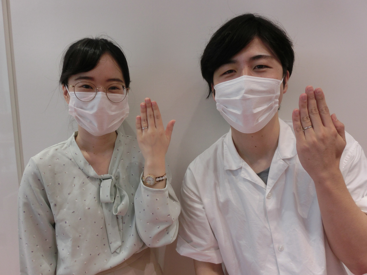 広島県広島市のセレクトジュエリーショップヴァニラ広島店で結婚指輪でマリッジリングをご購入されたカップル