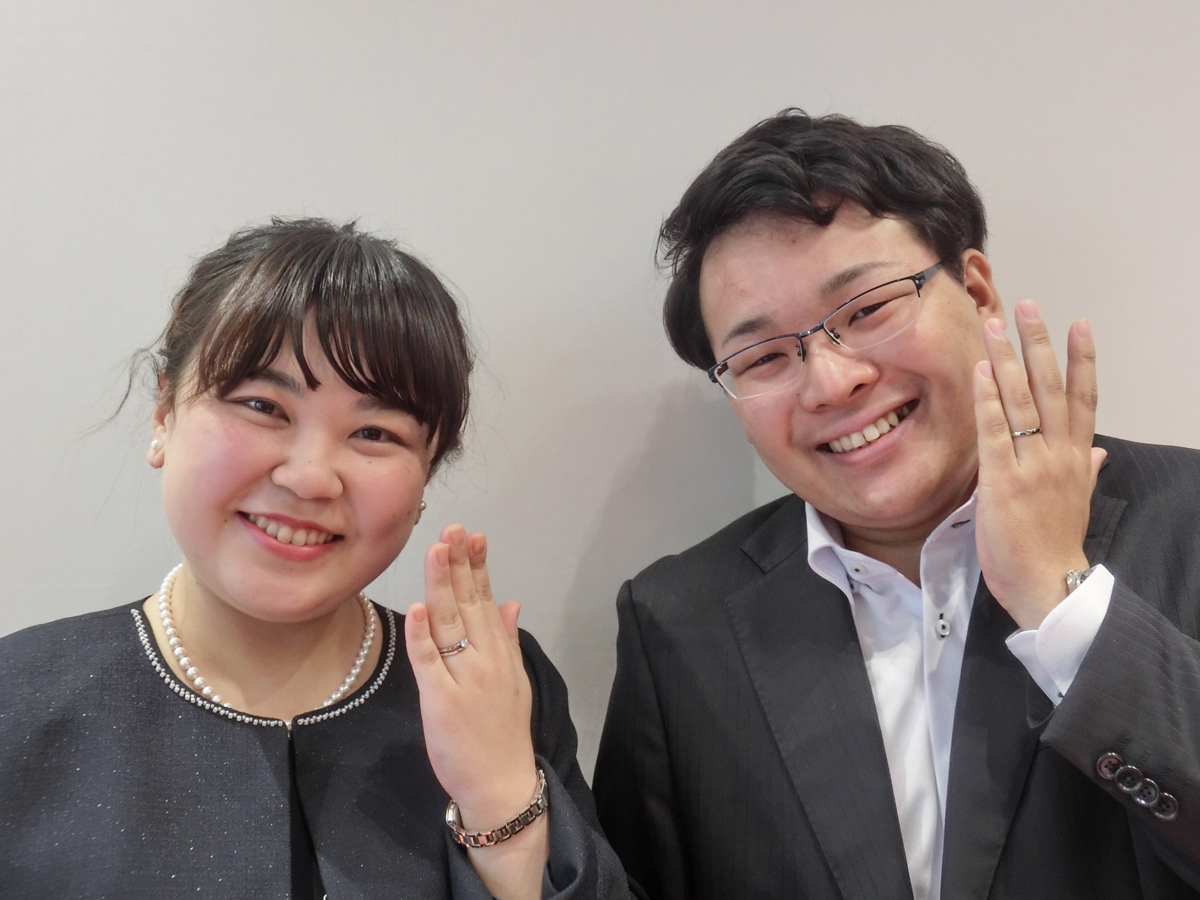 広島県広島市のセレクトジュエリーショップヴァニラ広島店で婚約指輪でエンゲージリングと結婚指輪でマリッジリングをご購入されたカップル