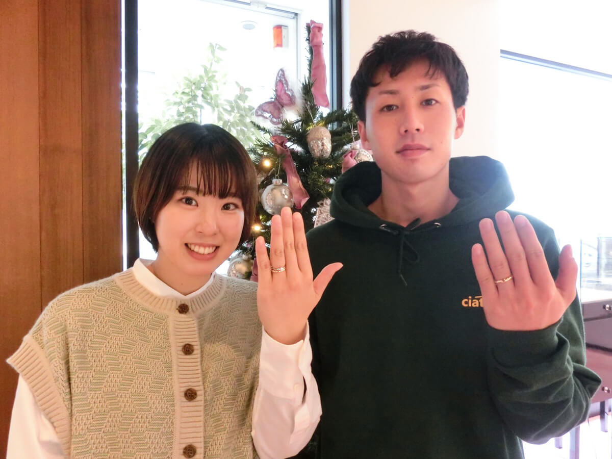 広島県広島市のセレクトジュエリーショップヴァニラ広島店で婚約指輪でエンゲージリングと結婚指輪でマリッジリングをご購入されたカップル