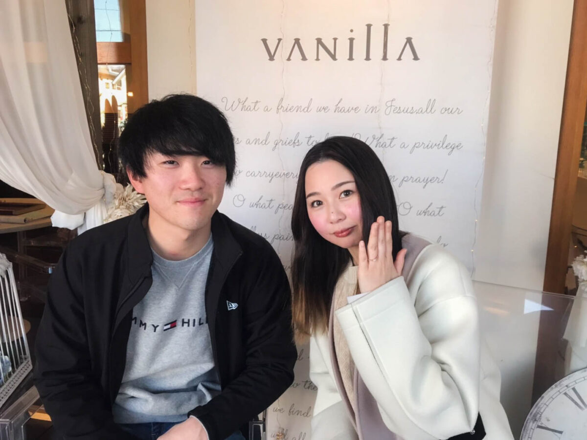 広島県福山市のセレクトジュエリーショップVANillAヴァニラでサプライズプロポーズで婚約指輪を贈られたR様とA様