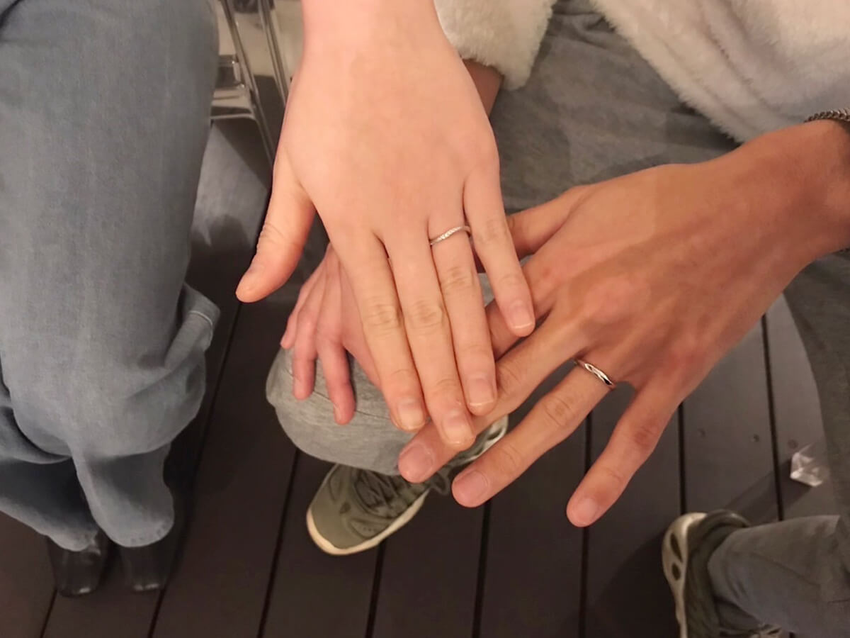 広島県福山市在住のお客様M様とR様結婚指輪着用