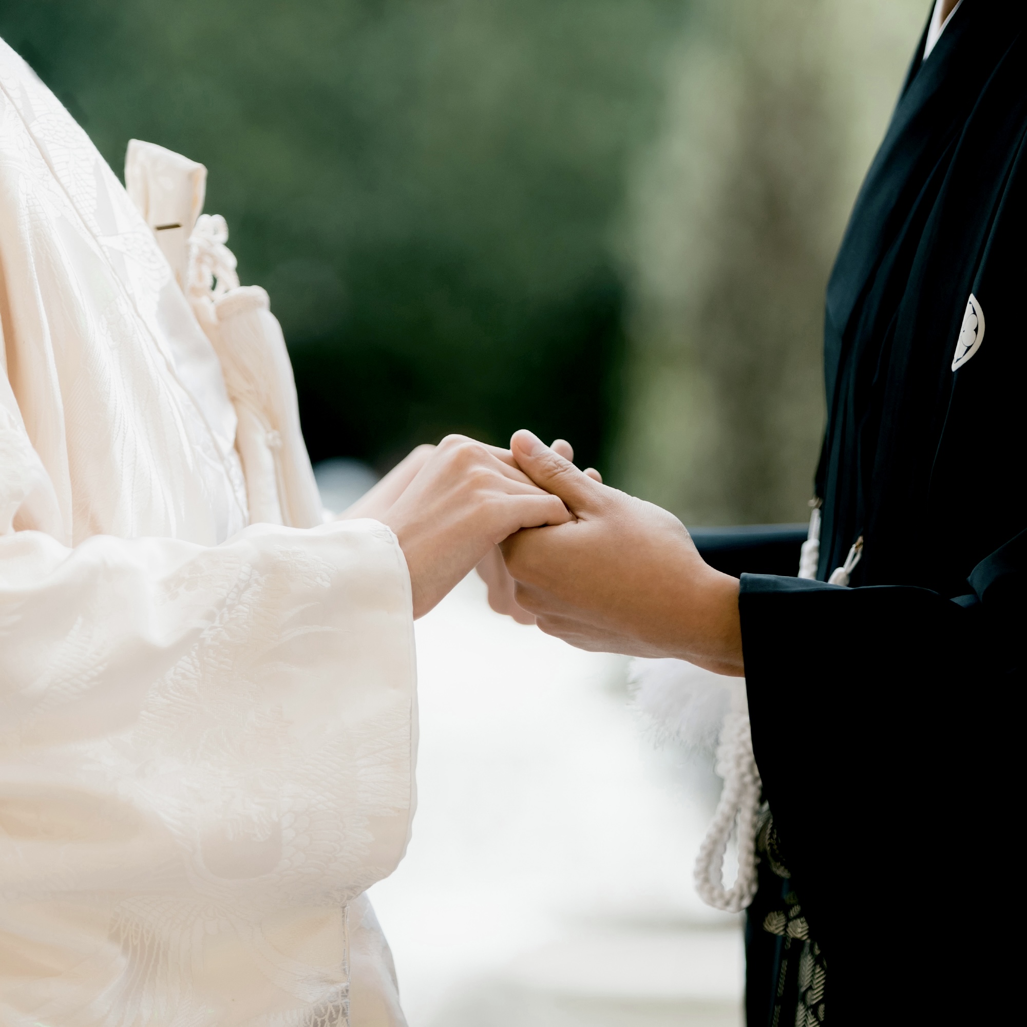 指につけたAMATSUアマツの結婚指輪。和婚や神前式にも馴染む和風デザイン